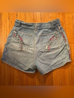 Vintage high-waisted blue denim jean shorts from the 70s with embroidery.